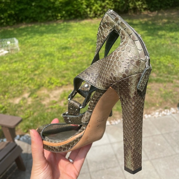 Vintage GUCCI reptile skin buckle heels - Picture 4 of 8